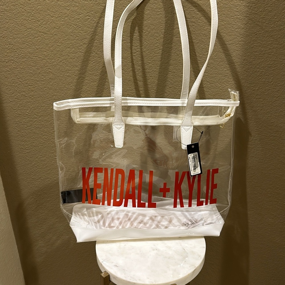 Kendall and Kylie see through Throw - Picture 3 of 6